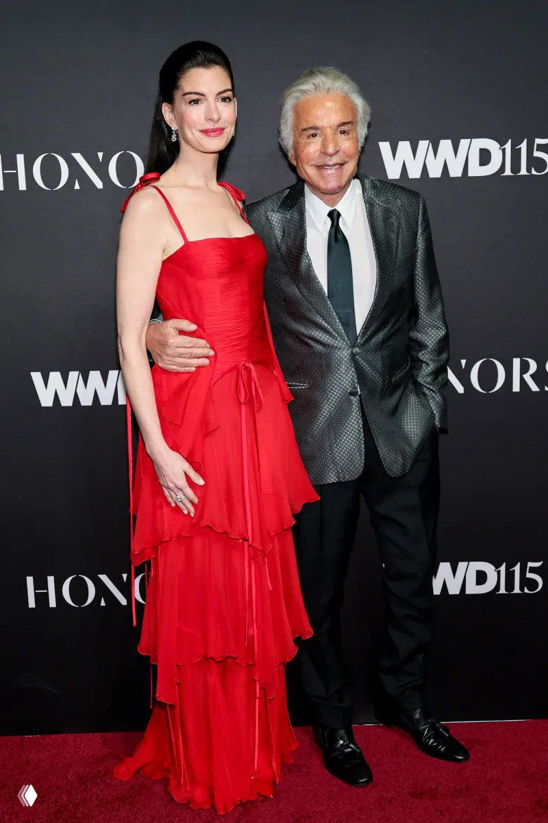 Энн Хэтэуэй в красном платье Valentino на WWD Honors 2025