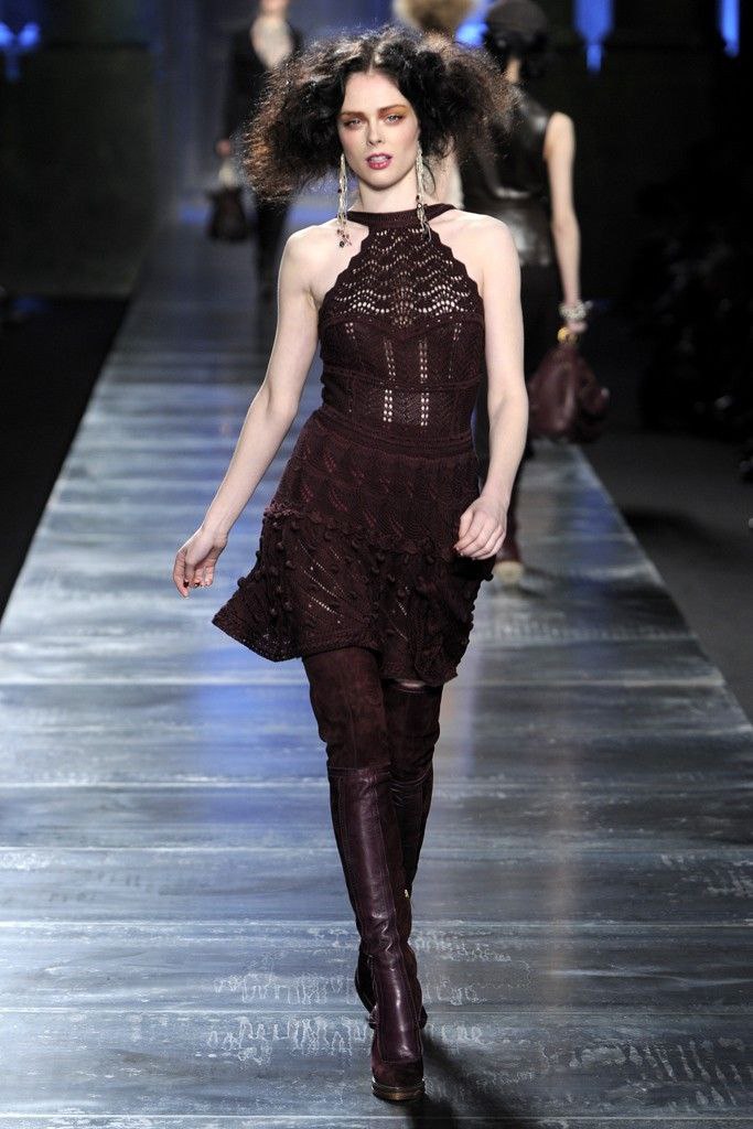 Темно‑бордовое вязаное платье с высокой обувью на показе: графичный силуэт и монохромные акценты в линейке Dior AW 2010.