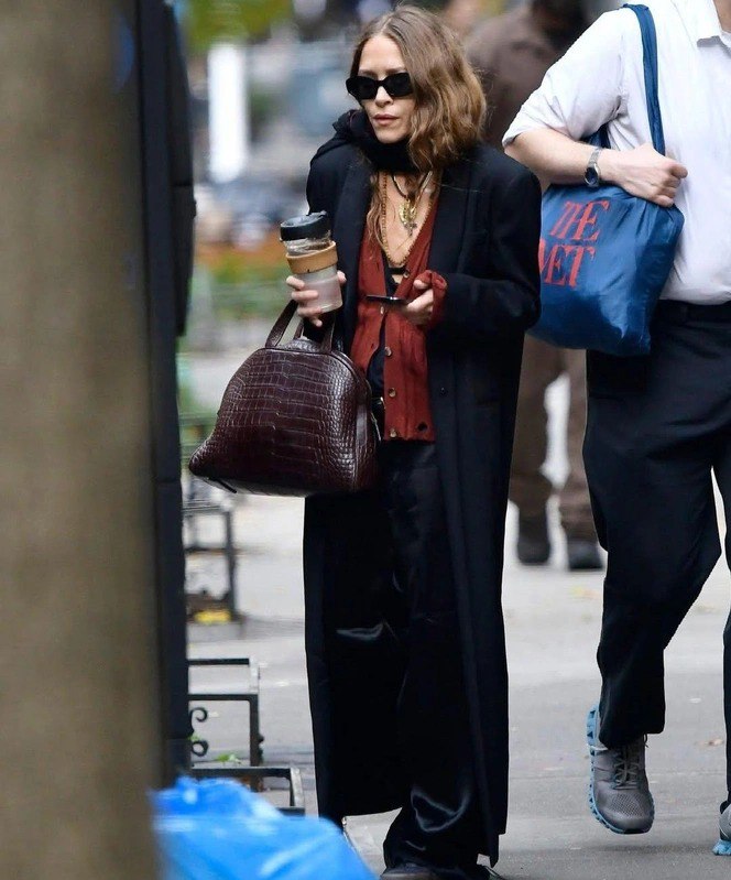 Сёстры Олсен и приём: заправлять волосы в одежду