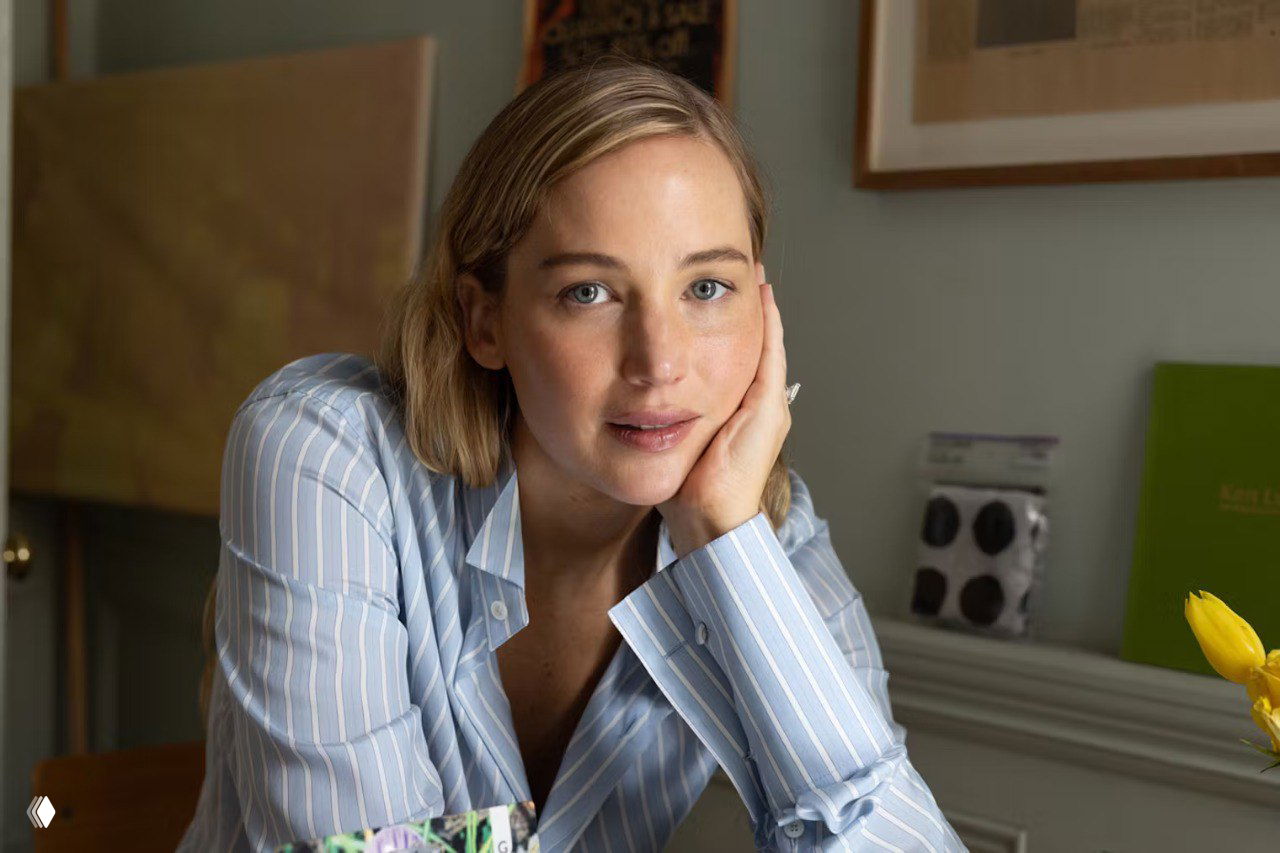 Портрет в помещении в мягком естественном свете: лицо вблизи, рука поддерживает голову — интимная, немногословная студийная сцена.