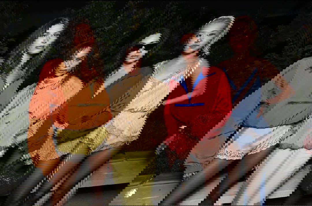 Четверо девушек в разноцветных ветровках и кружевных нижних вещах на вечеринке — редакционная фотоподборка уличной эстетики и контраста спортивного верха с нижним бельём.