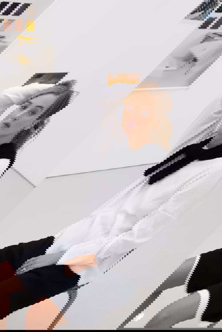 Крупный фронтальный план лица в студии с нейтральным фоном — детализация кожи, естественная мимика и мягкая ретушь для журнального портрета.