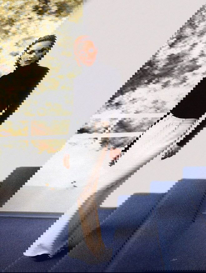 Студийный кадр 1998 года: модель Александра Егорова в лаконичном образе на фоне светлого окна и сдержанного антуража интерьера.