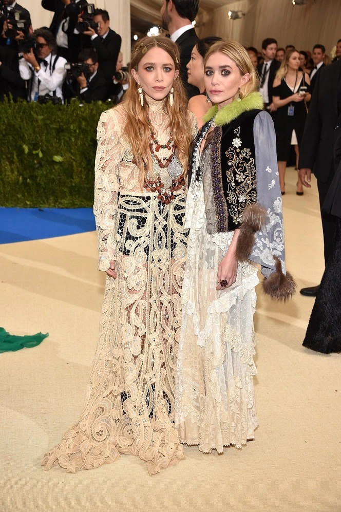 Сёстры Олсен на красной дорожке: светлые платья, лёгкая растрёпанность волос и украшения — пример вариативности приёма в вечернем образе