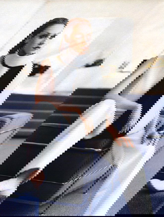 Александра Егорова в белом комплекте и шарфе: архивный fashion-образ 1998 года для Marie Claire с акцентом на контрастные фактуры.