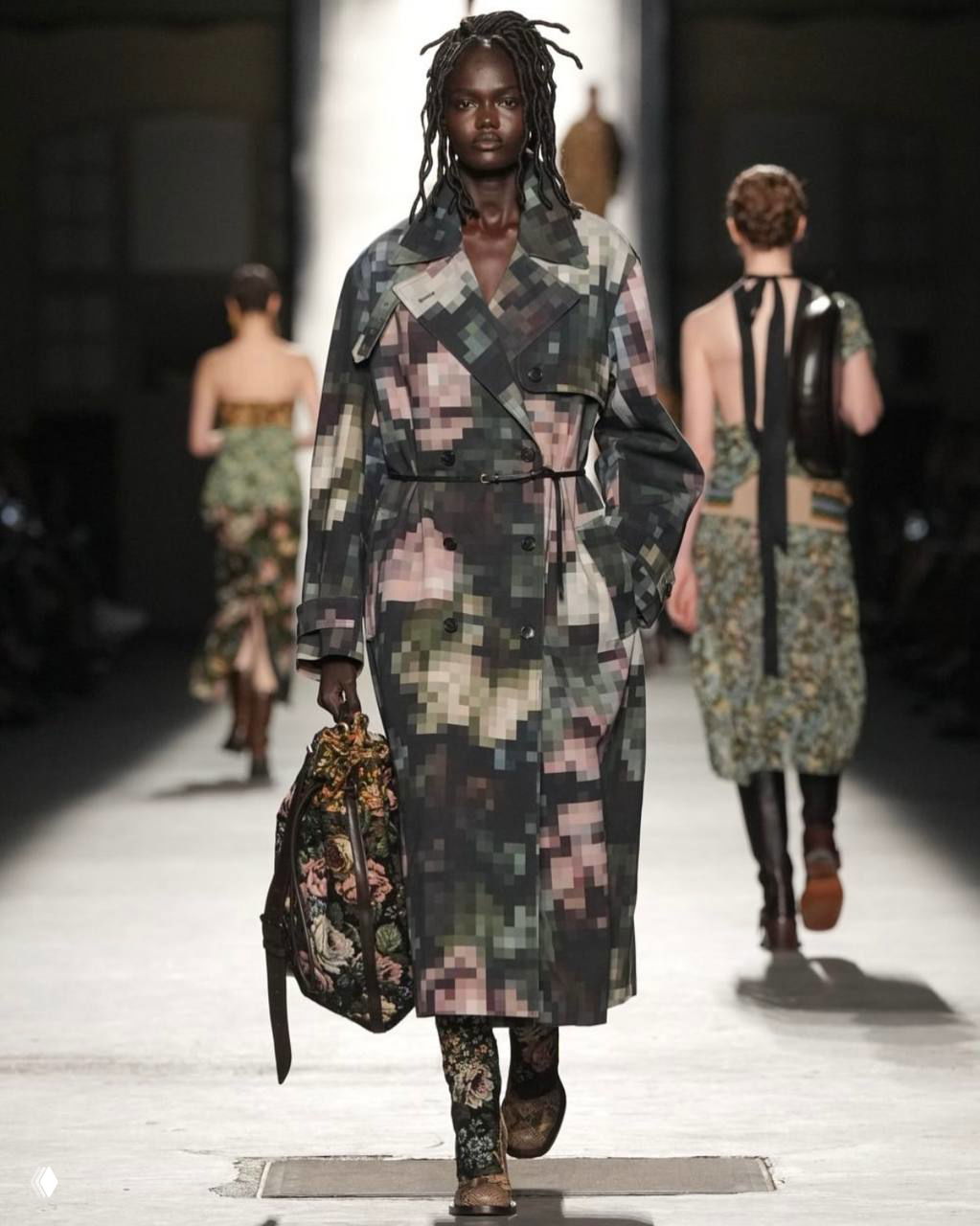 Модель в плаще с крупным пиксельным флоральным рисунком и сумкой в гобеленовой фактуре на подиуме Dries Van Noten, контраст классики и цифрового.