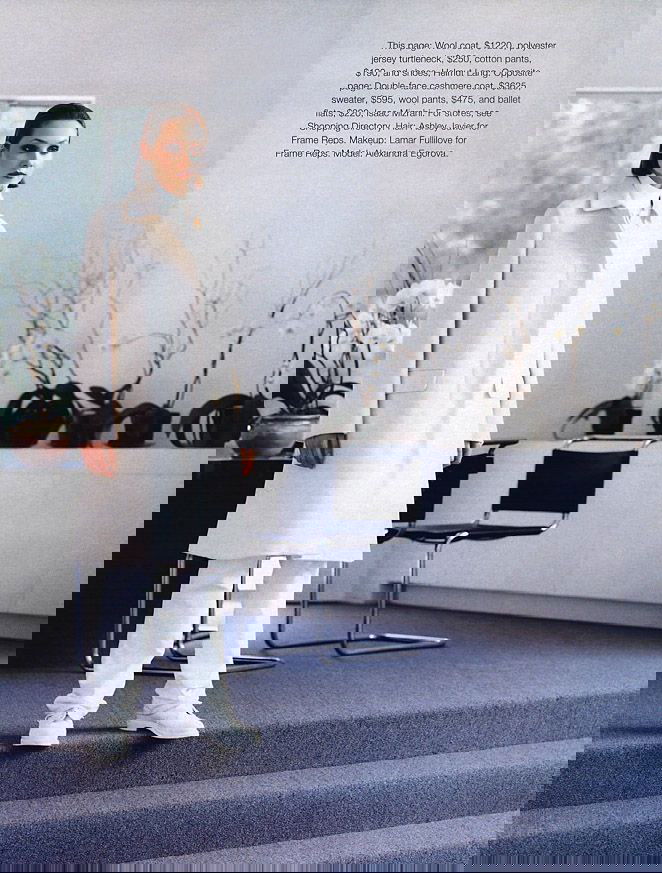 Расслабленный ракурс: Александра Егорова в светлом пальто и брюках, архивный фэшн-кадр 1998 года с подчёркнутой элегантностью повседневного стиля.