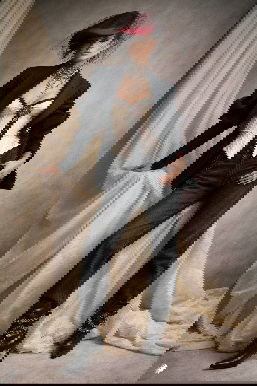 Модель в корсете и пиджаке, бордовая шляпа и ботильоны с цепями — интерпретация викторианского гламура для Zara.