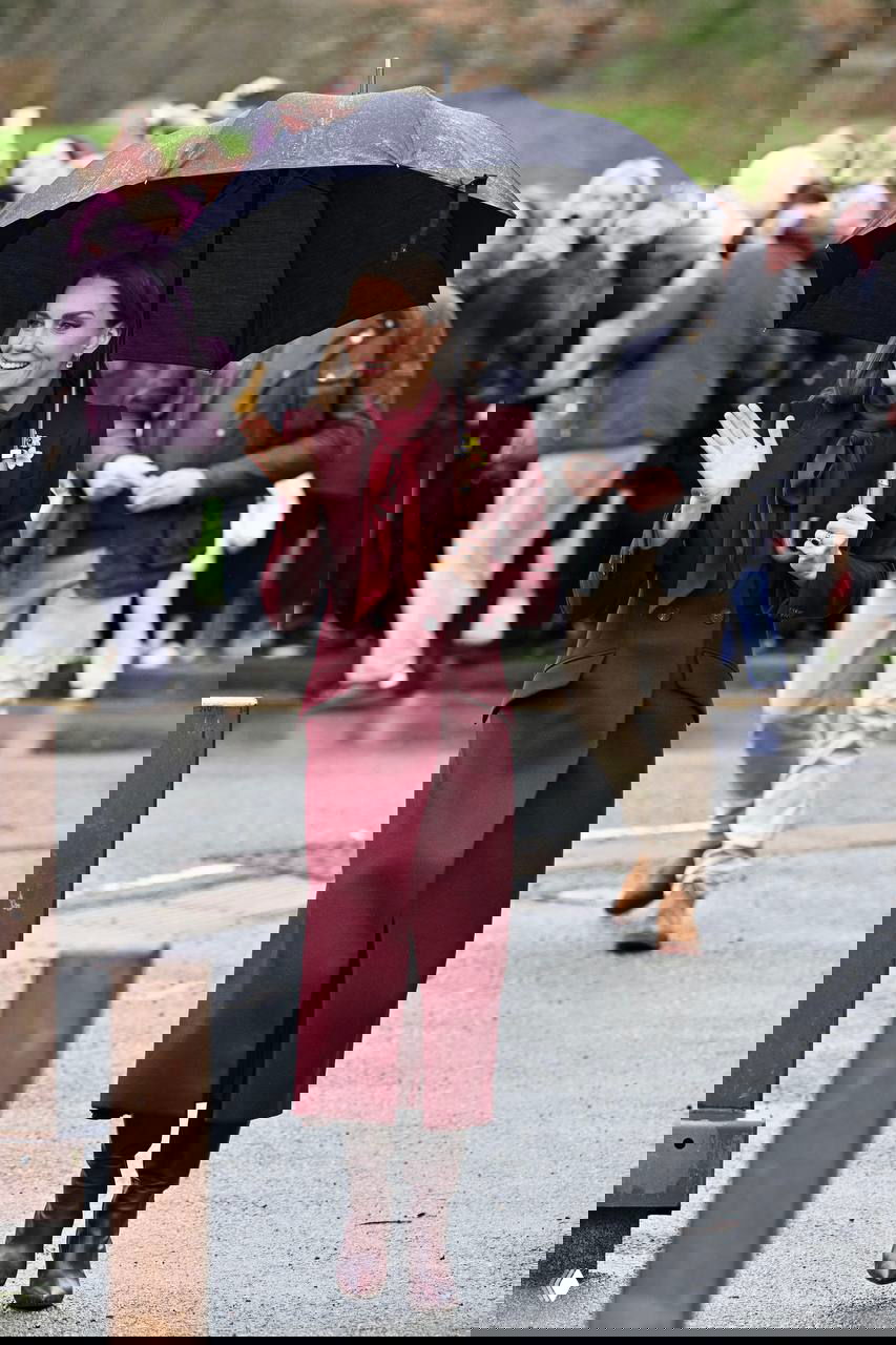 Кейт в бордовом пальто Alexander McQueen в Уэльсе