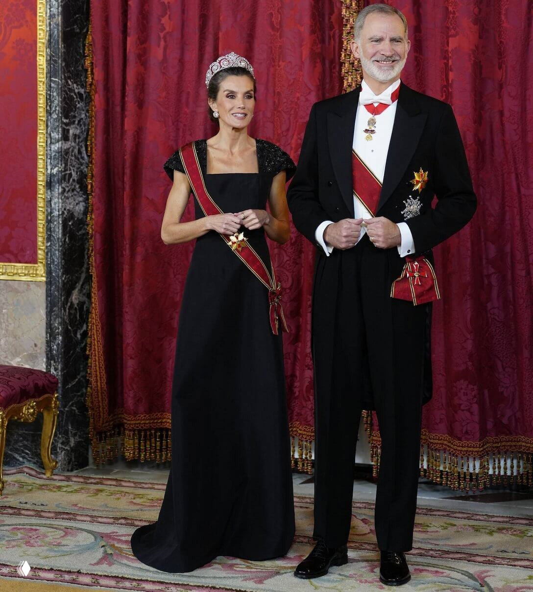 Королева Летиция в вечернем платье и тиаре Cartier рядом с королём Филиппом в парадном туалете во время королевского банкета в Мадриде.