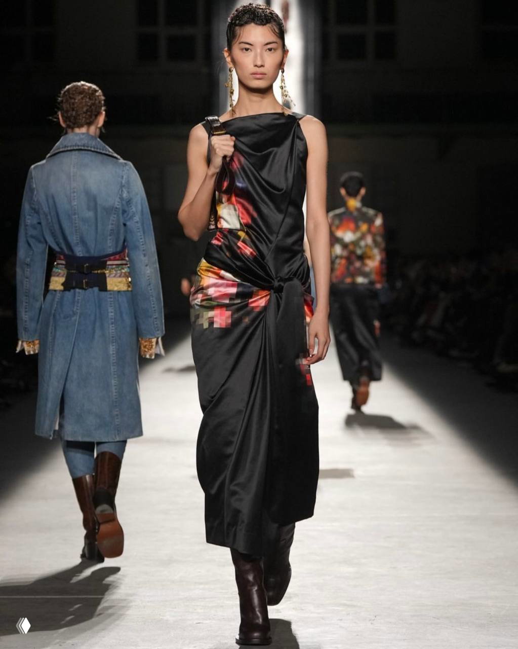 Модель в чёрном платье с пиксельными вставками и драпировкой — сочетание минимализма кроя и цифровой графики в коллекции Dries Van Noten.