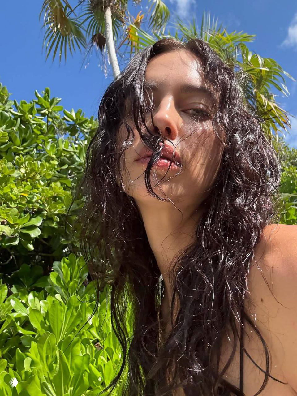 Ирина Шейк тоже сбежала от зимы в райский уголок