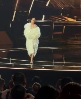 Кэти Перри выходит на сцену Joy Awards в пушистой накидке от Clara Daguin с подсветкой перьев, общий план с публикой внизу