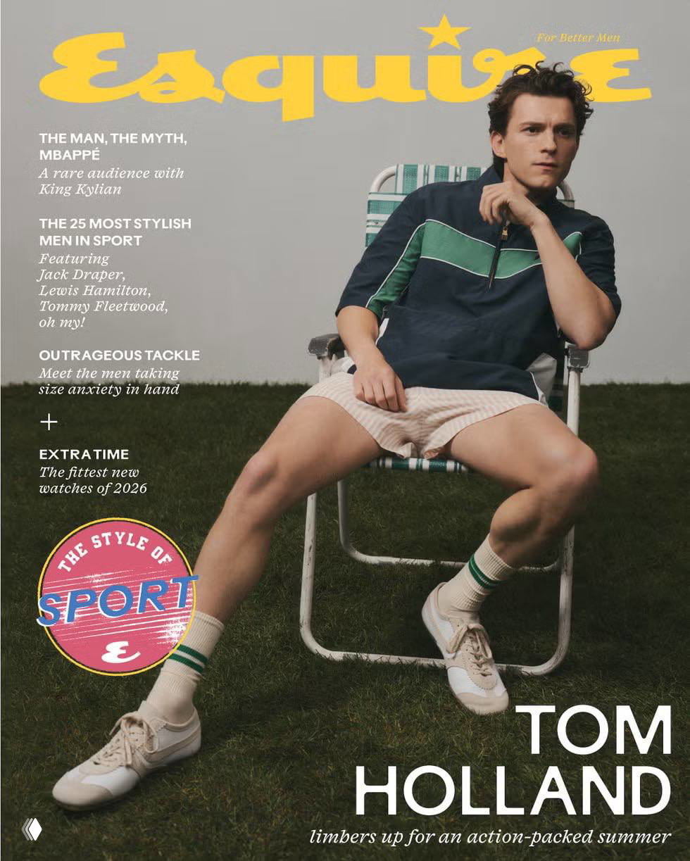 Обложка журнала Esquire с Томом Холландом: актёр сидит в кресле в летнем образе, текст и верстка обложки видны в кадре.