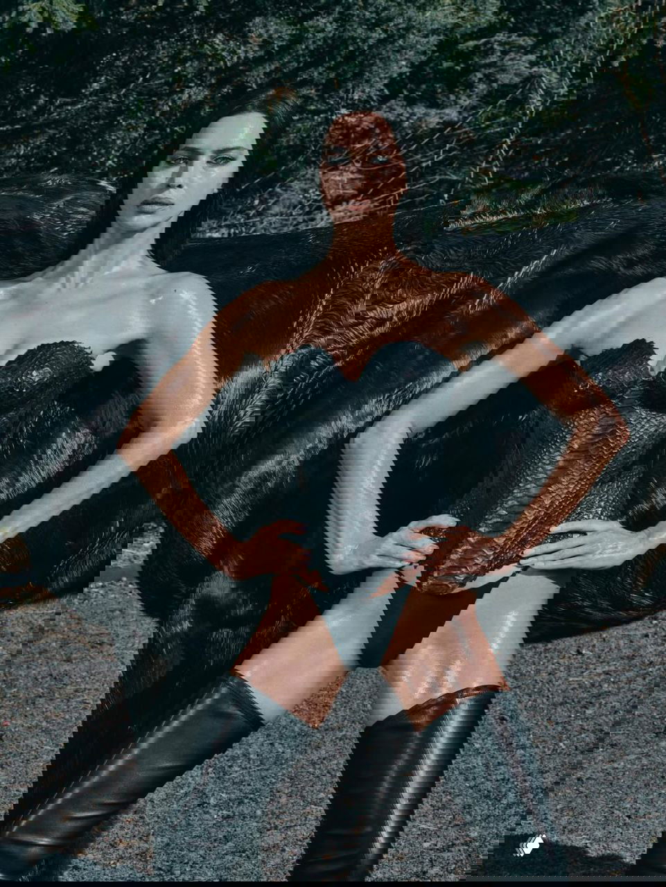 Смелая total black фотосессия Ирины Шейк