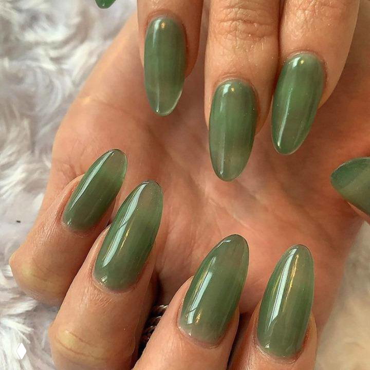 Стеклянные ногти — вирусный маникюр на весну