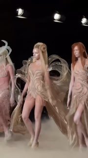 Группа моделей в бежевых полупрозрачных платьях Iris Van Herpen; сложные формы, скульптурные драпировки и синергия кутюрного ансамбля.