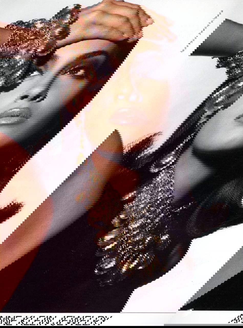 Портрет Ясмин Гаури с золотыми браслетами и ожерельем: крупный план лица и аксессуаров для рекламы Anne Klein, эстетика 90‑х.