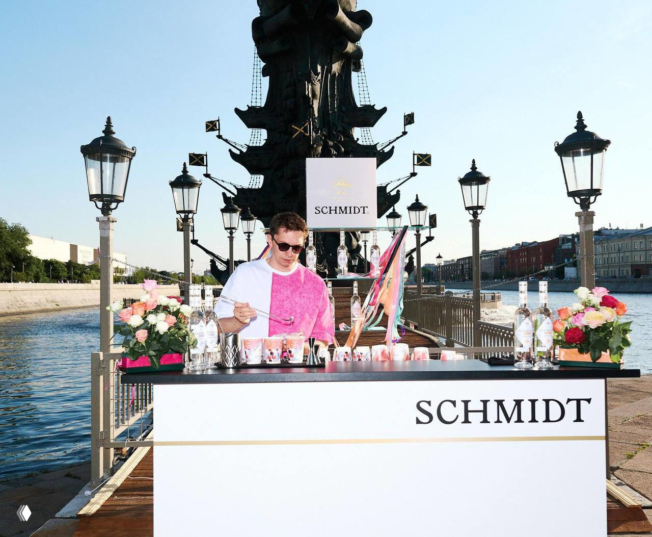 Бар Schmidt у набережной в Императорском речном яхт-клубе: бармен готовит авторские коктейли на премиальной водке Schmidt на открытом воздухе.