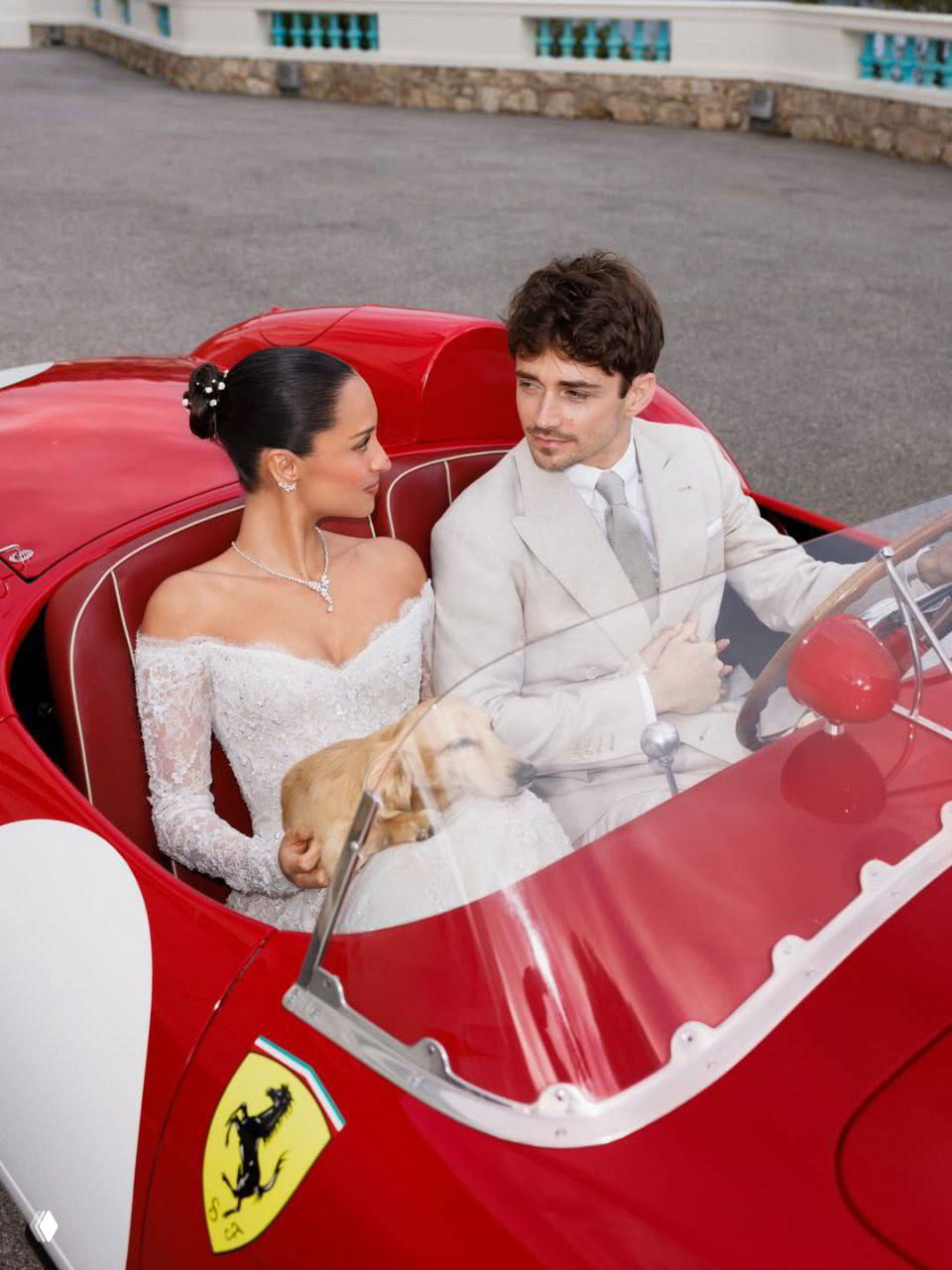 Шарль Леклер и Александра Сен‑Мле в красном винтажном Ferrari 250 Testa Rossa 1957 года; такса Лео уютно расположилась на коленях у невесты во время съёмки.