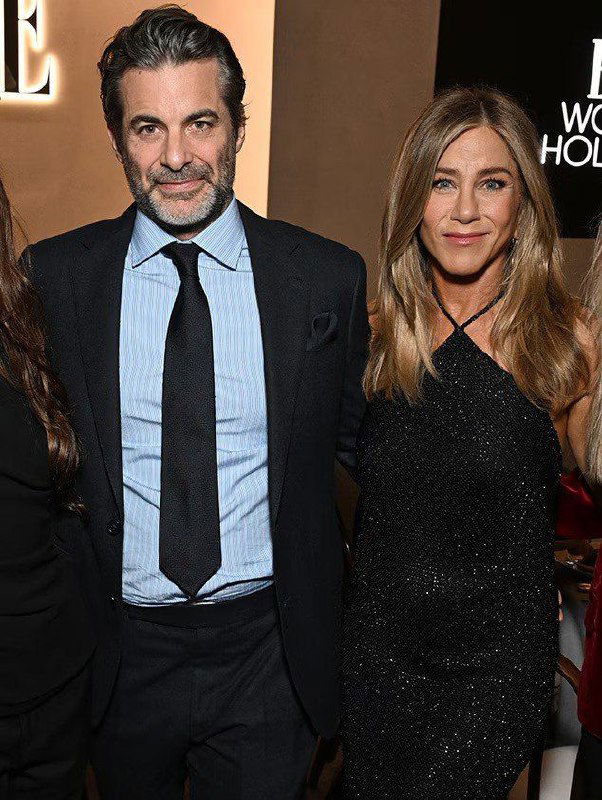 Дженнифер Энистон впервые вышла в свет с новым бойфрендом