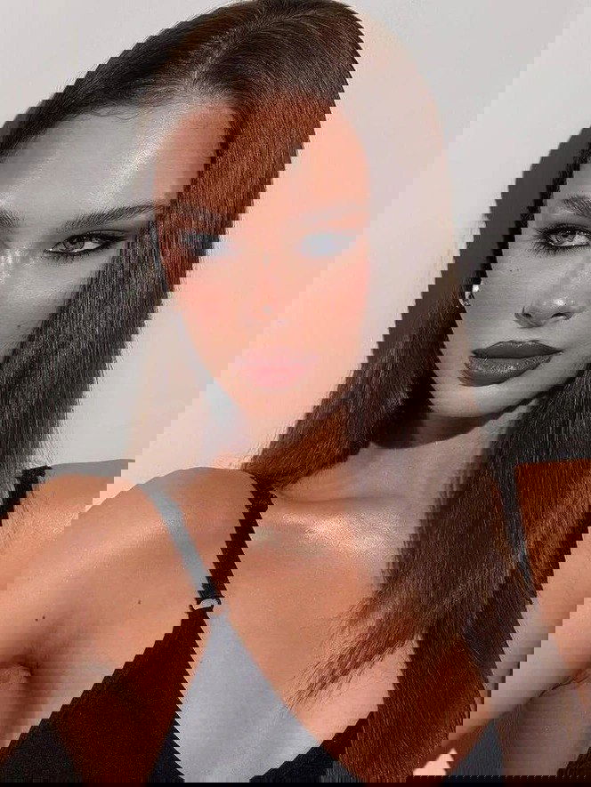 Модель с прямыми волосами и тёмными матовыми губами, выразительные графичные линии на веках создают дерзкий праздничный образ с чёткой геометрией