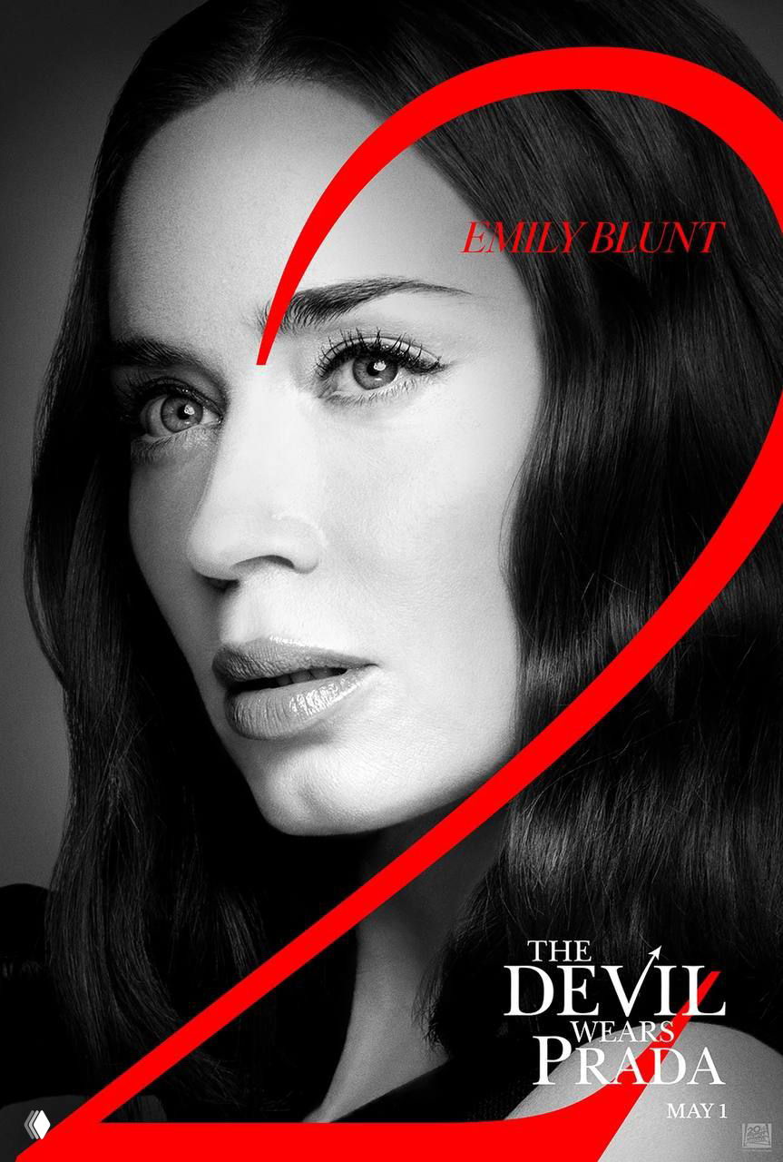 Крупный монохромный портрет Эмили Блант с выразительным макияжем; через изображение проходит яркий красный элемент‑цифра «2», видно название фильма.