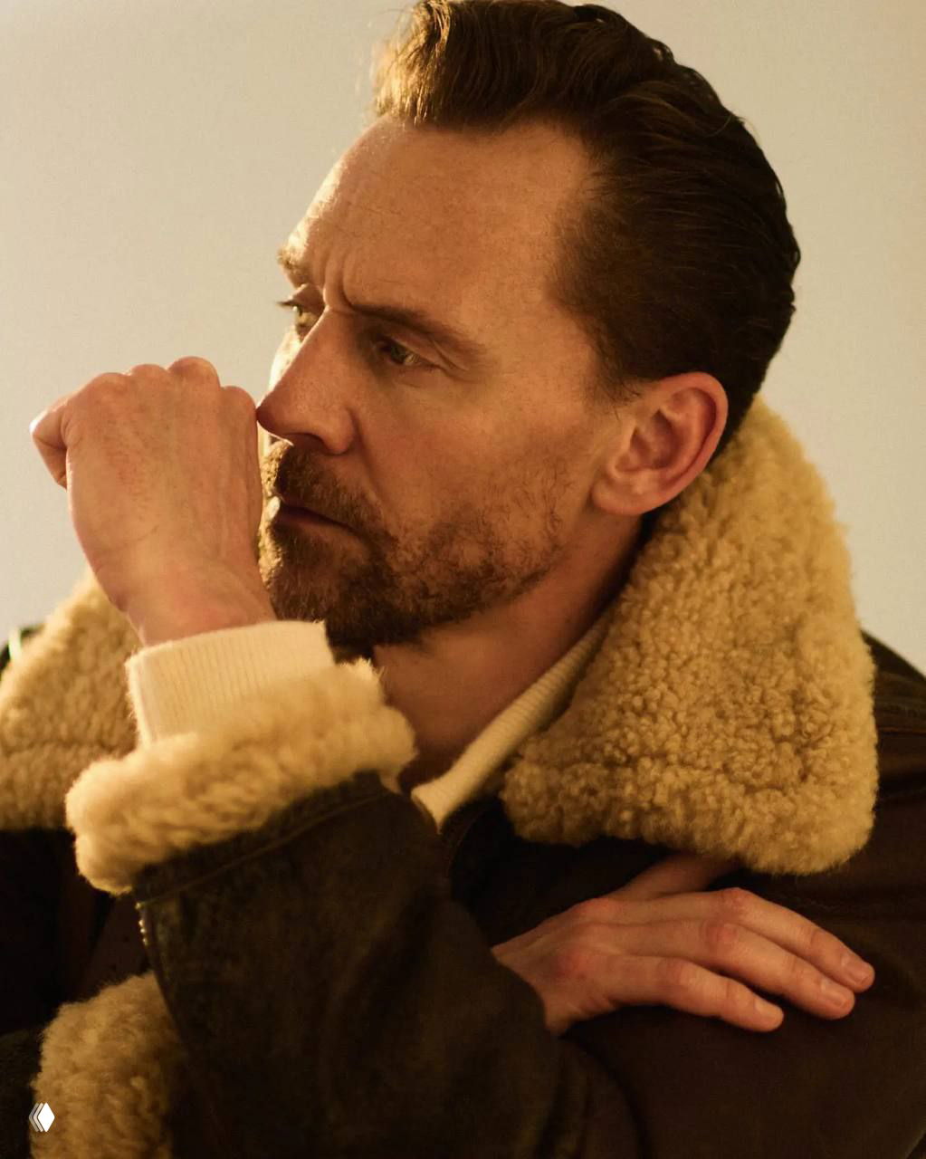 Тёплый крупный портрет мужчины в дублёнке и свитере, боковой профиль, мягкое тёплое освещение и натуральные оттенки кожи и текстуры одежды.