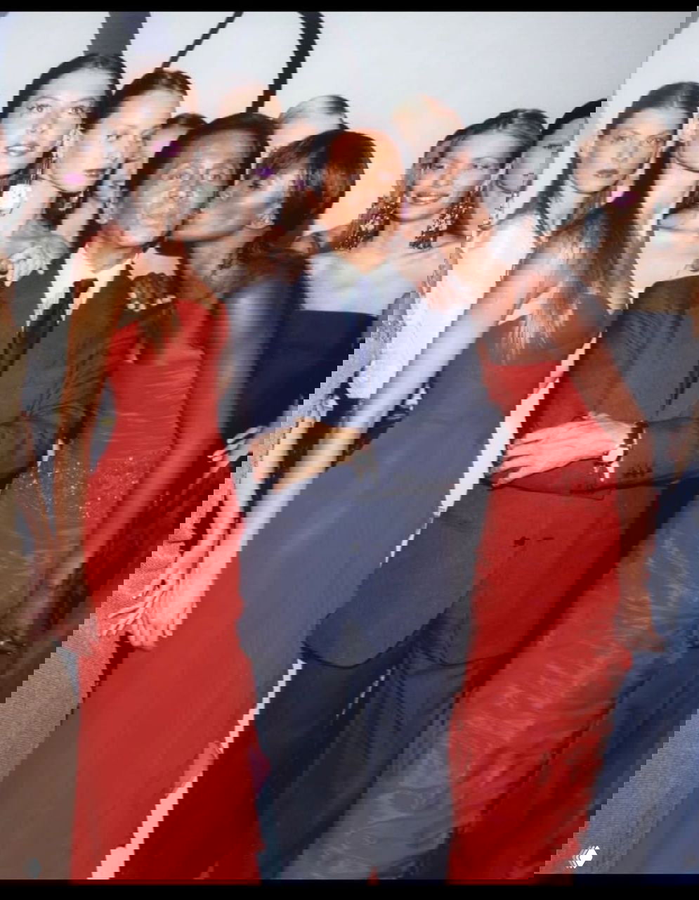 Групповой снимок после показа: несколько моделей позируют рядом, атмосфера дружеского поздравления и backstage момента.