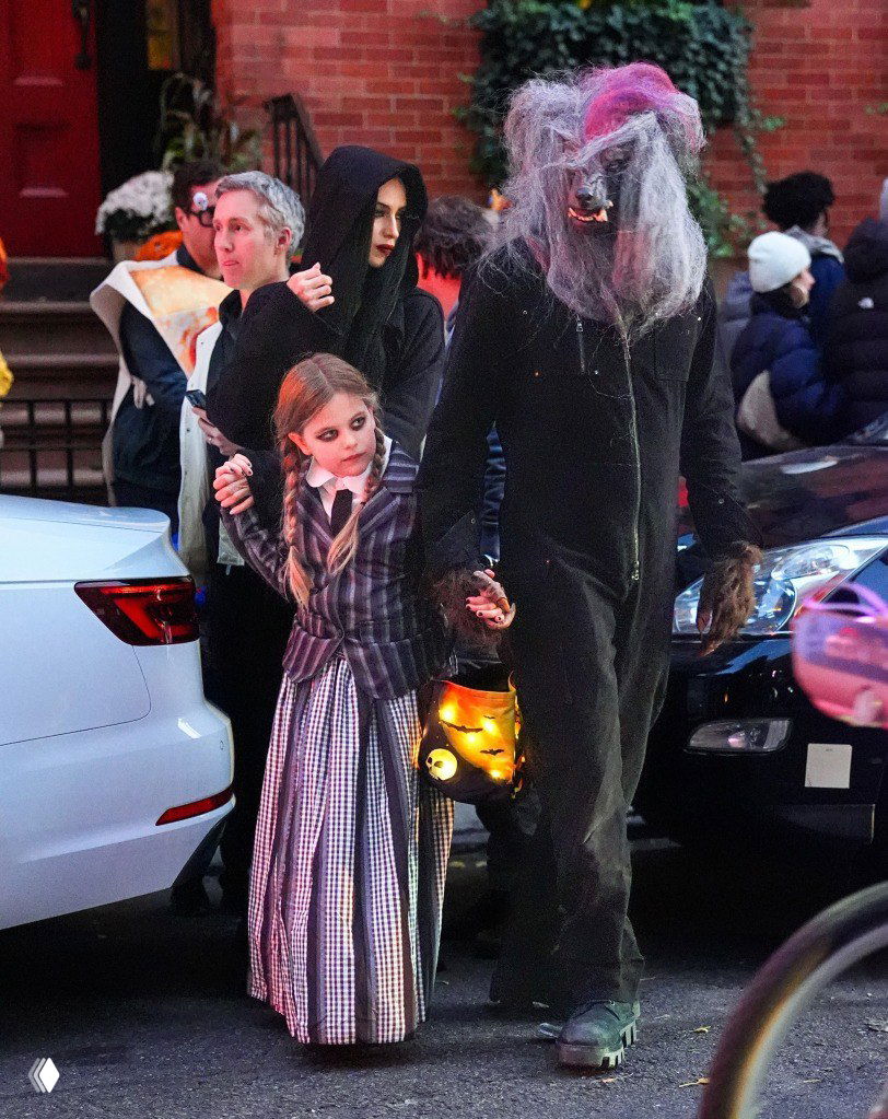 Ирина Шейк и Брэдли Купер на хэллоуинской прогулке