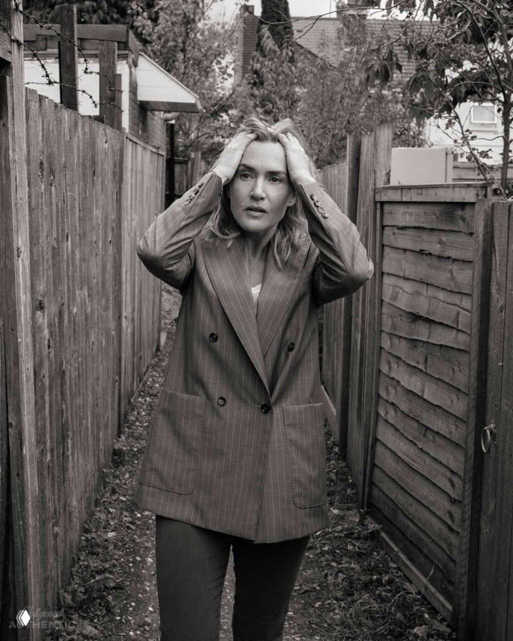 Портретная фотография женщины у деревянного забора и узкой аллеи; кадр в чёрно‑белой гамме передаёт интимную атмосферу места.