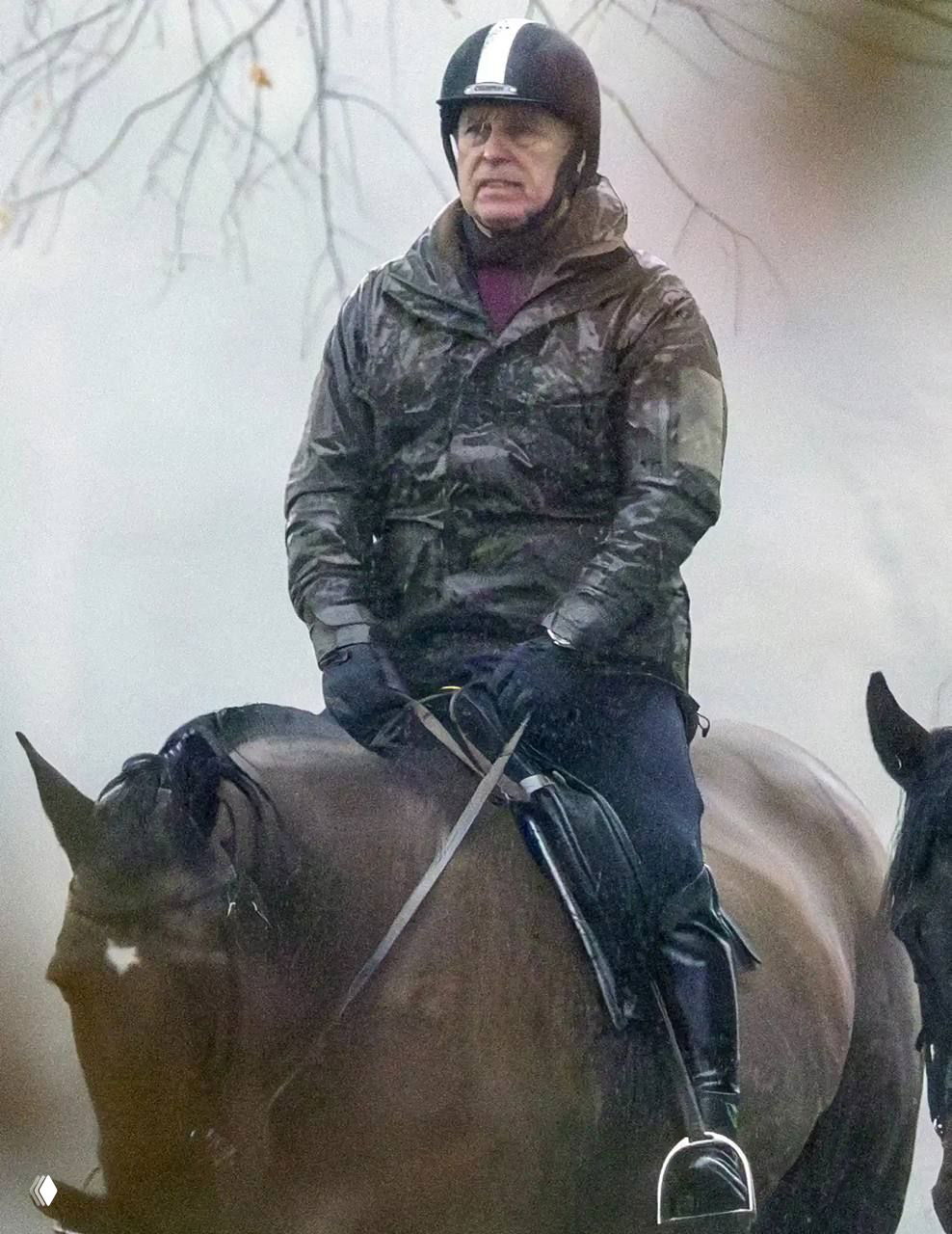 Эндрю ездит верхом под ливнем