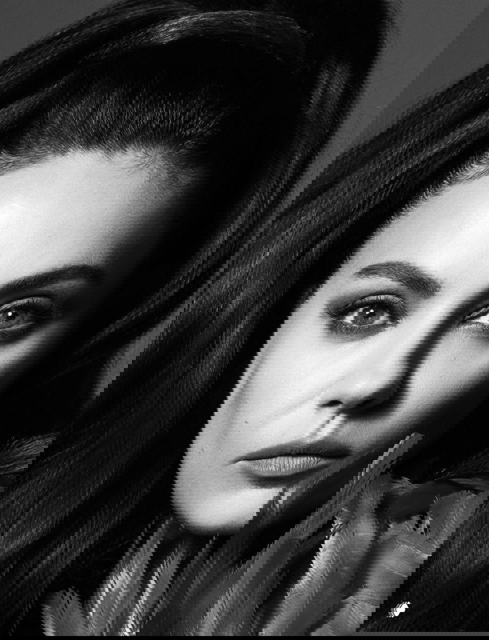 Мила Кунис в новой глянцевой фотосессии