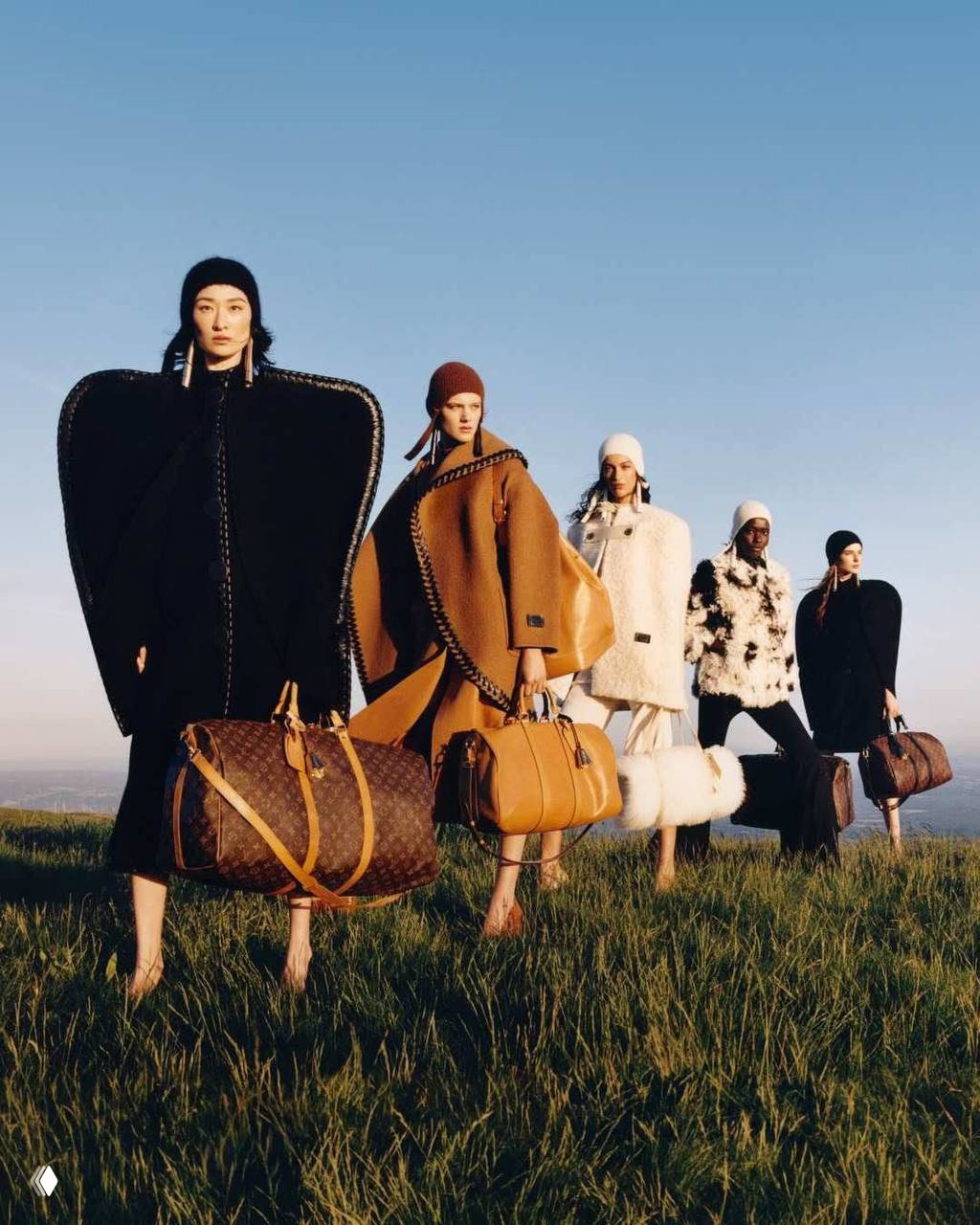 Несколько небольших сумочек Louis Vuitton в фирменных принтах стоят на коряге у берега озера — сочетание природы и люкса.