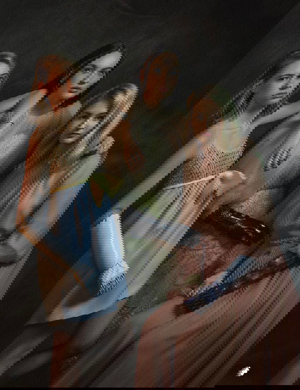 Портретная художественная съёмка трёх девушек в платьях, у двух заметны протезы рук — модный кадр, подчёркивающий эстетику и инклюзию.