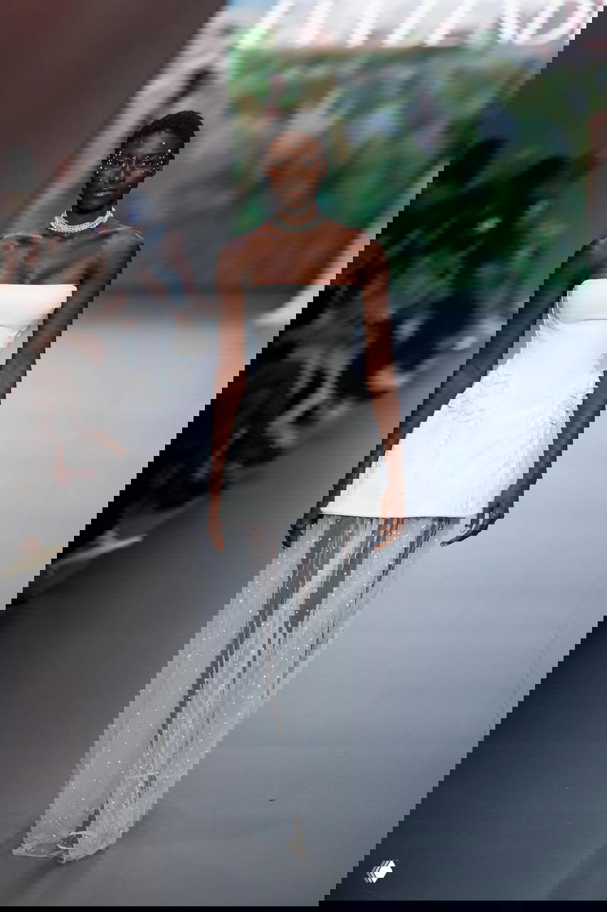 Короткое корсетное платье с прозрачной юбкой в горох и тонкой отделкой — современный молодой образ для свадебного показа.