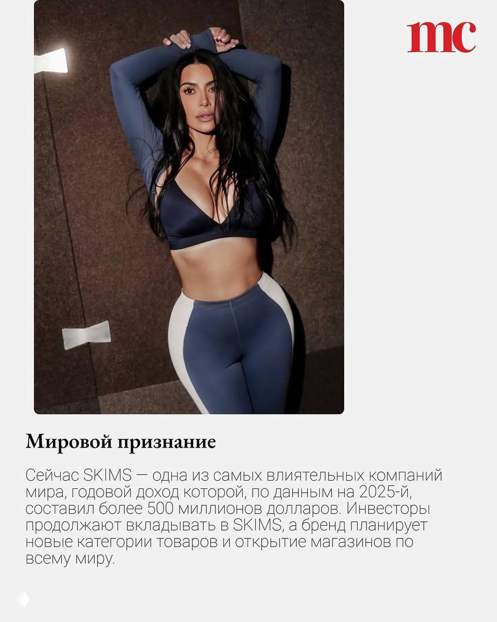 Фотосъёмка в студии: женщина в спортивном комплекте с обтягивающими леггинсами и топом на нейтральном фоне, демонстрация новой категории товара