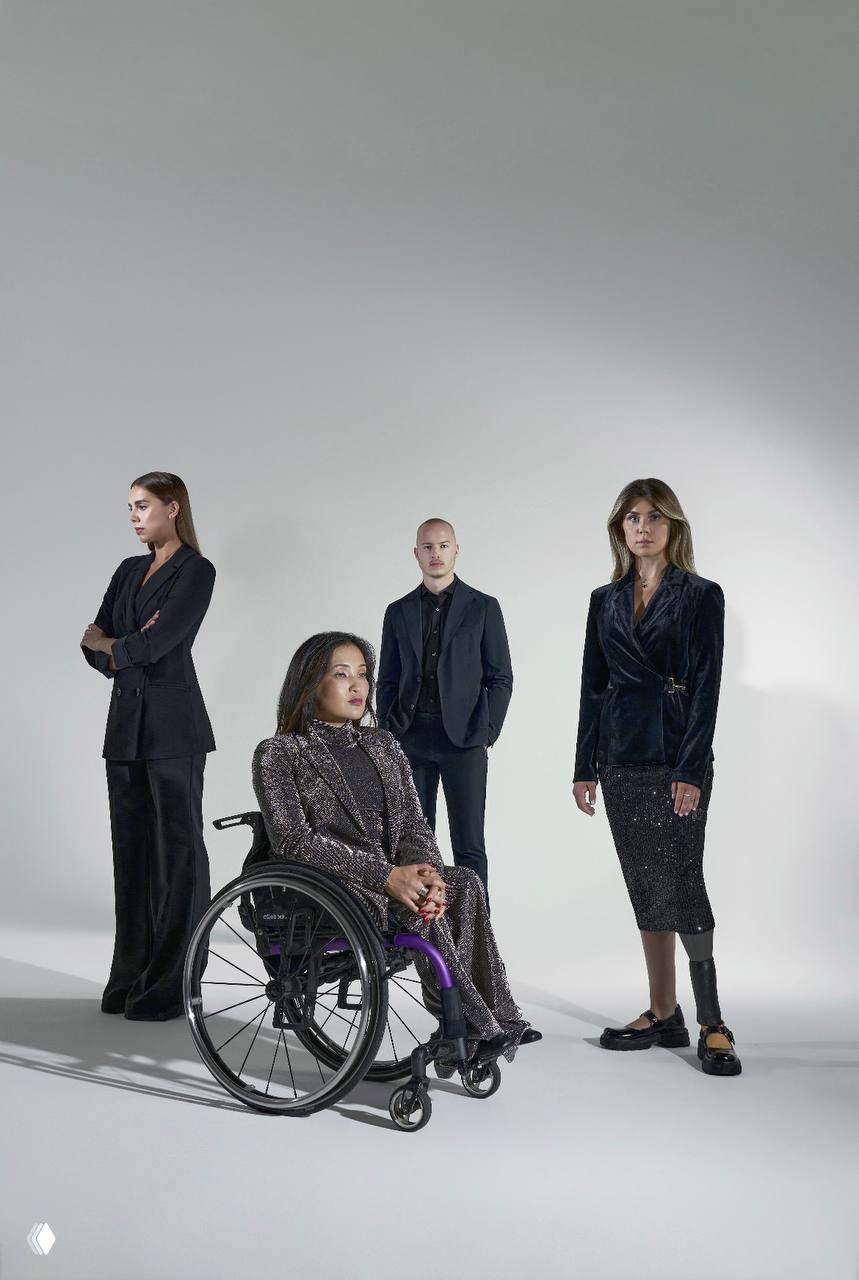 Групповой студийный портрет: женщина в инвалидной коляске и сопровождающие — образ, подчёркивающий профессионализм и инклюзивность.