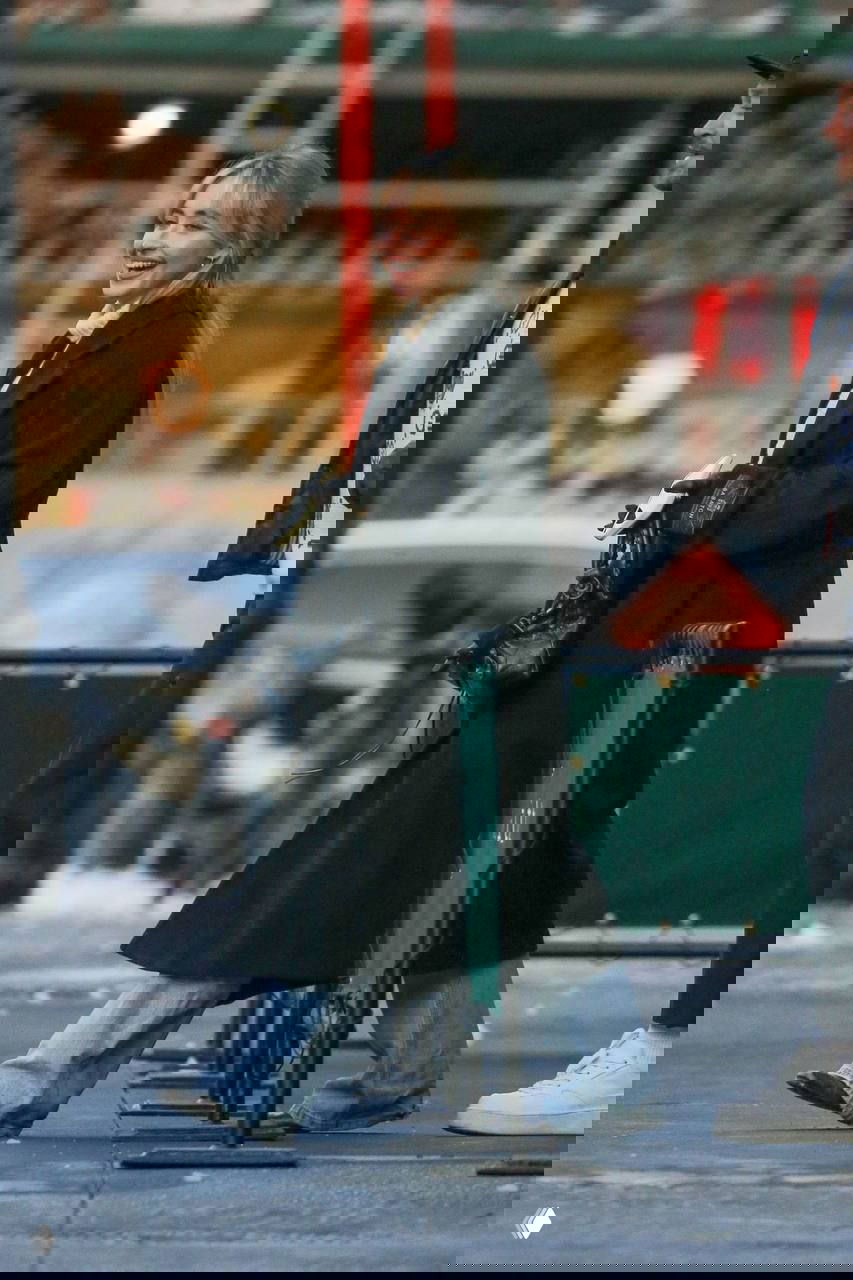 Уютный зимний образ Сабрины Карпентер