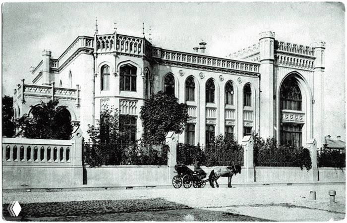 Чёрно‑белая историческая фотография фасада усадьбы в классическом стиле, архивный вид, подходящий для музея‑заповедника Горки Ленинские.