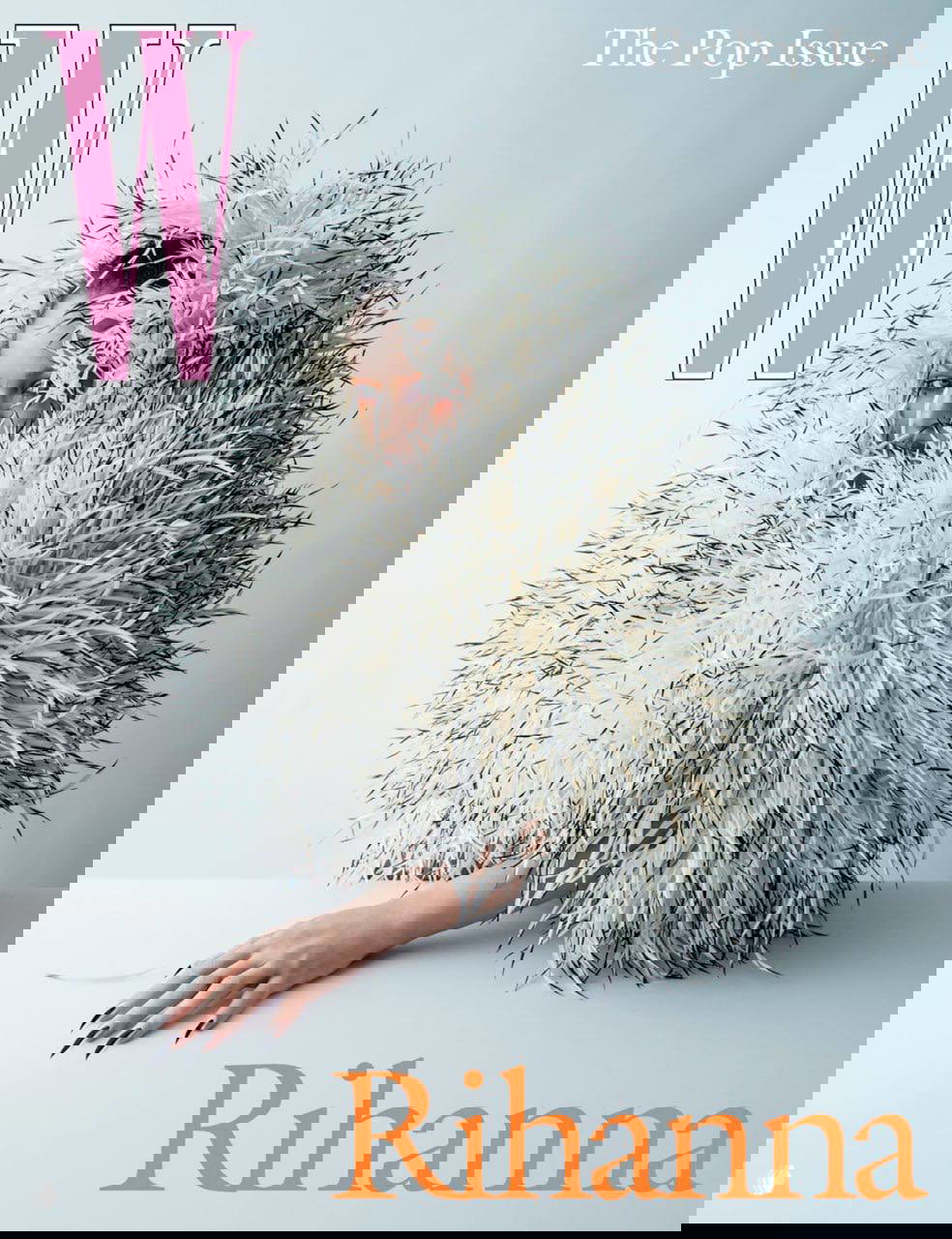 Обложка W Magazine: Рианна укутана в объемное перьевое пальто, крупный план и минималистичный фон подчеркивают текстуры и макияж.