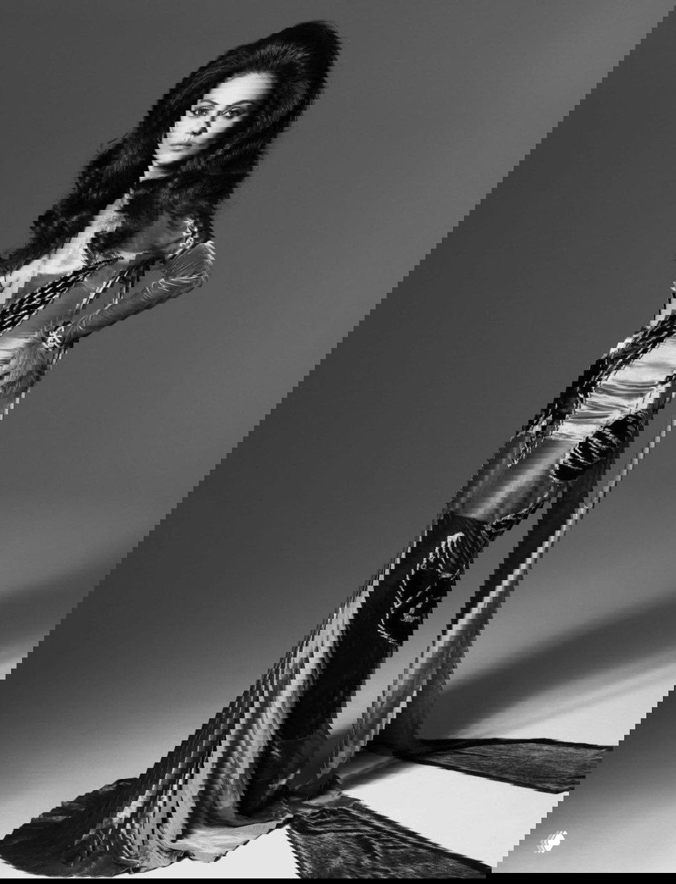 Ростовой портрет в шелковистом платье со шлейфом, винтажный силуэт и драматичная прическа в чёрно‑белой съёмке.