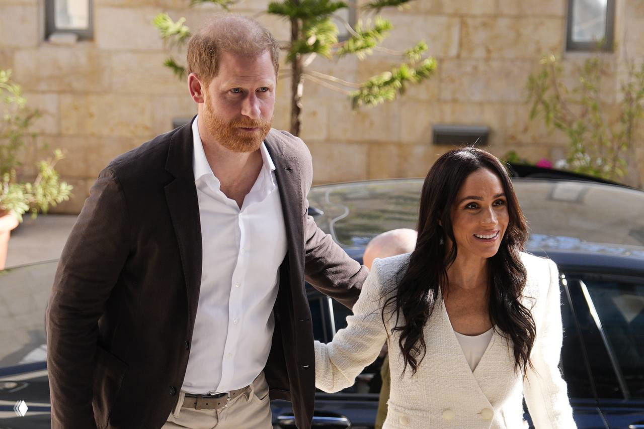 Мужчина и женщина на ступенях перед автомобилем: формальная одежда и напряжённый момент подъёма на мероприятие в официальной обстановке.