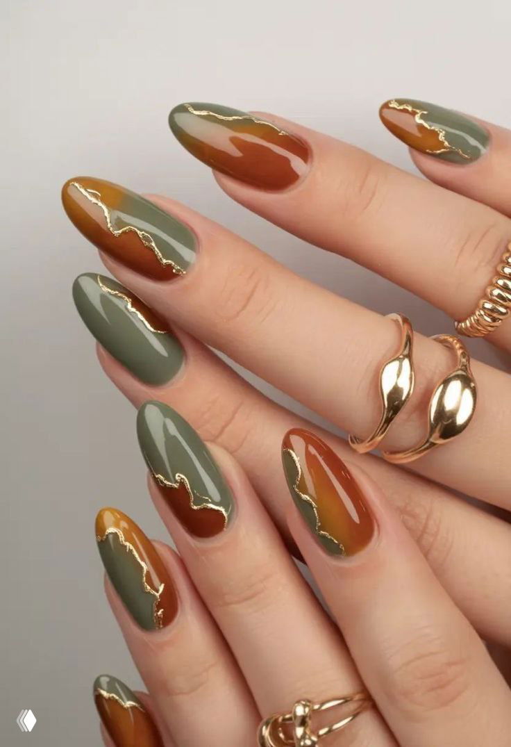 Золотые «трешинки» для осеннего маникюра