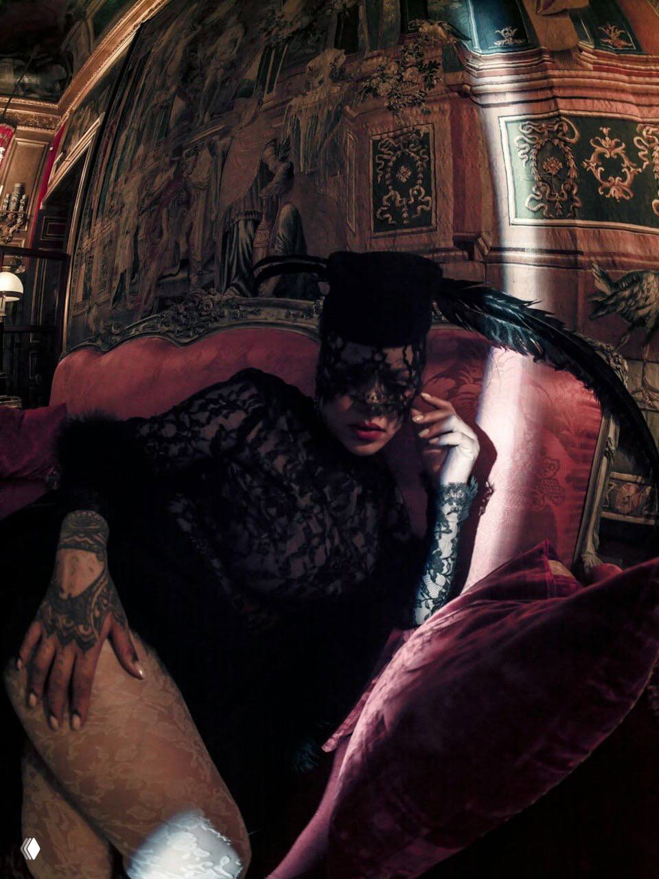 Рианна в эклектичном образе с фиолетовым пером в шляпе, яркий макияж и современная интерпретация исторического стиля в студийном портрете.