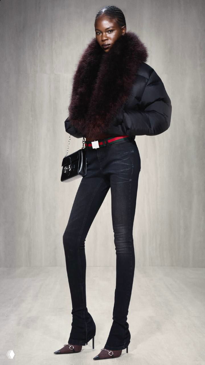 Пуховик с большим меховым воротником, узкие джинсы и ремень Gucci — спортивный контраст в коллекции «Primavera» Демны для Gucci.