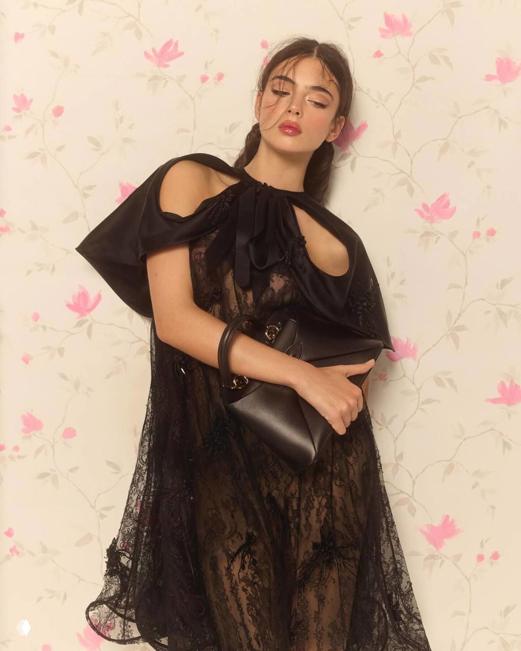 Дева Кассель в прозрачном кружевном платье и чёрном кейпе от Dior: элегантный портрет для Harper's Bazaar Турция, март 2026