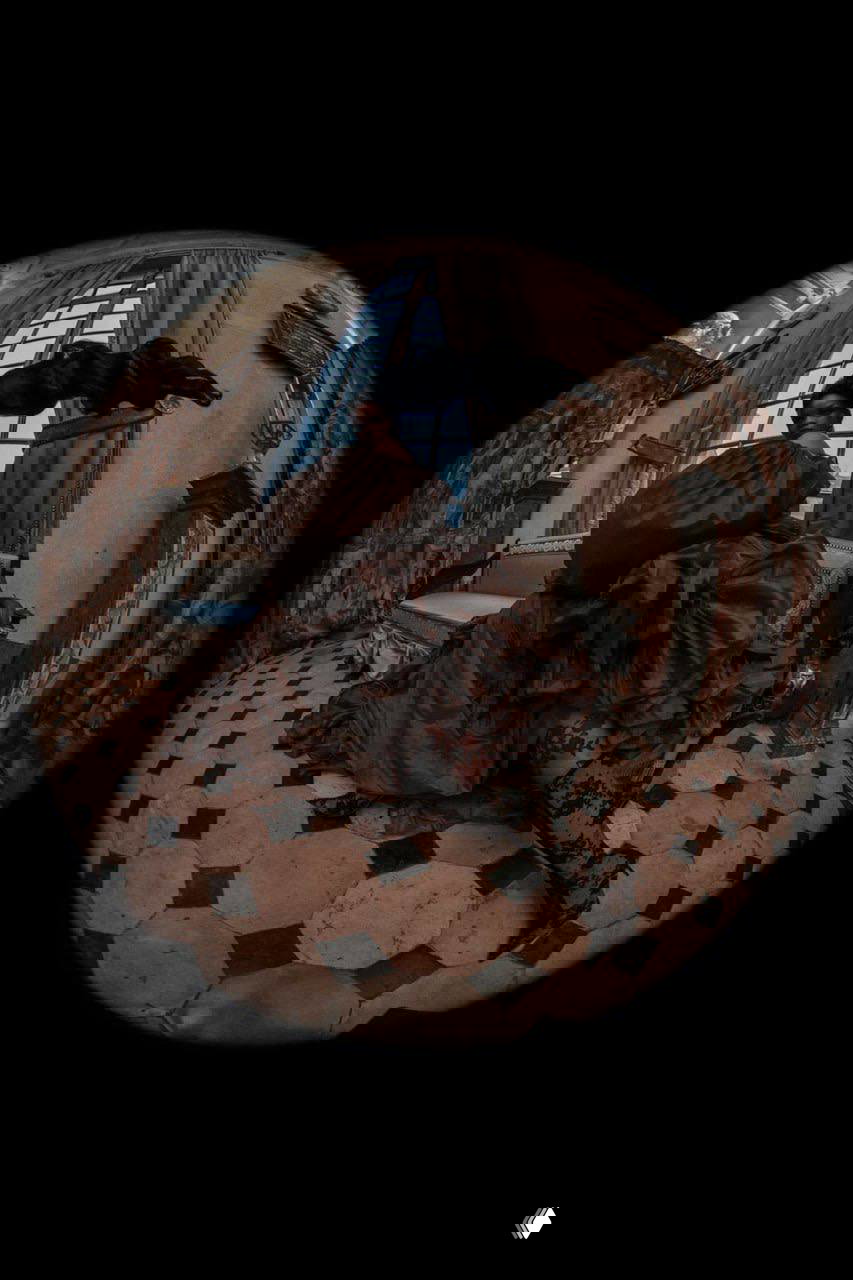 Рианна в динамичном портрете с красным драпированным элементом на заднем плане, сочетание классических форм и современных акцентов в одежде и движении.