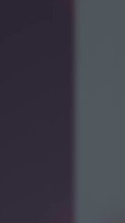 Вертикальный превью‑кадр из видео бэкстейджа с приглушёнными фиолетово‑серо‑зелёными тонами, часть движущегося материала съемки