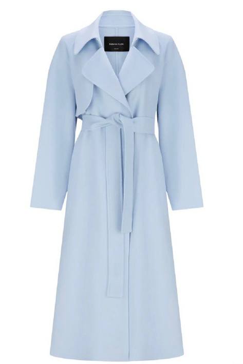Голубое поясное пальто пастельного оттенка без лишних деталей, акцент на талии, минималистичный весенний образ для города. Фото из подборки Marie Claire Russia.